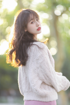 美女和男子在一起互动视频